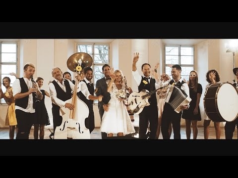 Poročni video z nevesto v obleki tiranozavra