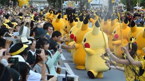 In Japan was er een parade van enorme Pikachu