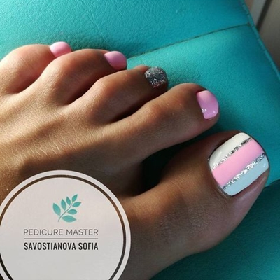 Blogerzy Instagram malują makijaż na stopach