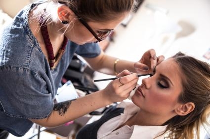 Kim Kardashian åpner online makeup kurs