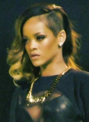 Rihanna - מלכת קרנבל twerking