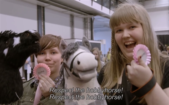 Nueva afición de las chicas finlandesas - caballos de juguete
