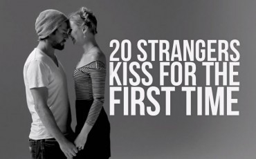 20 orang asing mencium untuk pertama kalinya