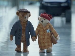 Publicidad de Heathrow con osos de peluche mayores.