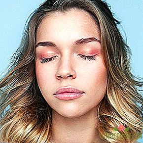 Jedna farba: 5 možností pre mono makeup