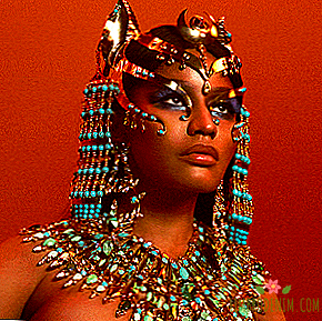 Maquillaje Nicky Minaj en la portada del álbum "Queen".