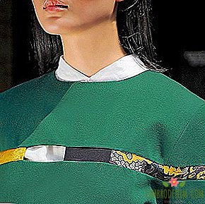 Áo choàng vàng và in hình rồng của Zhenya Kim